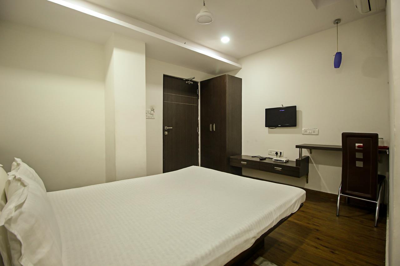 New Rajdhani Hotel Vadodara Esterno foto