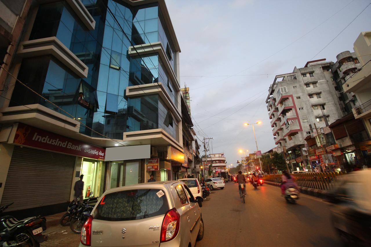 New Rajdhani Hotel Vadodara Esterno foto