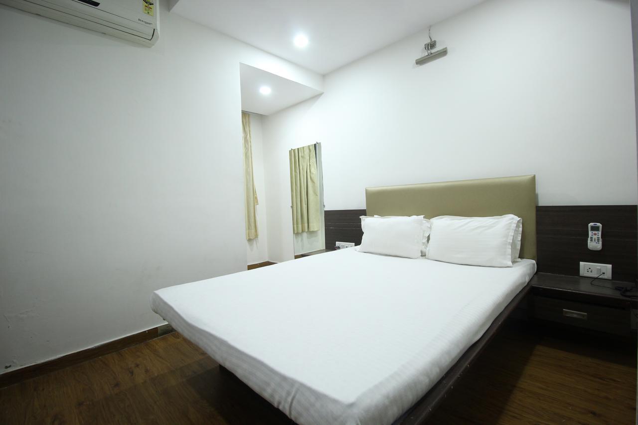 New Rajdhani Hotel Vadodara Esterno foto