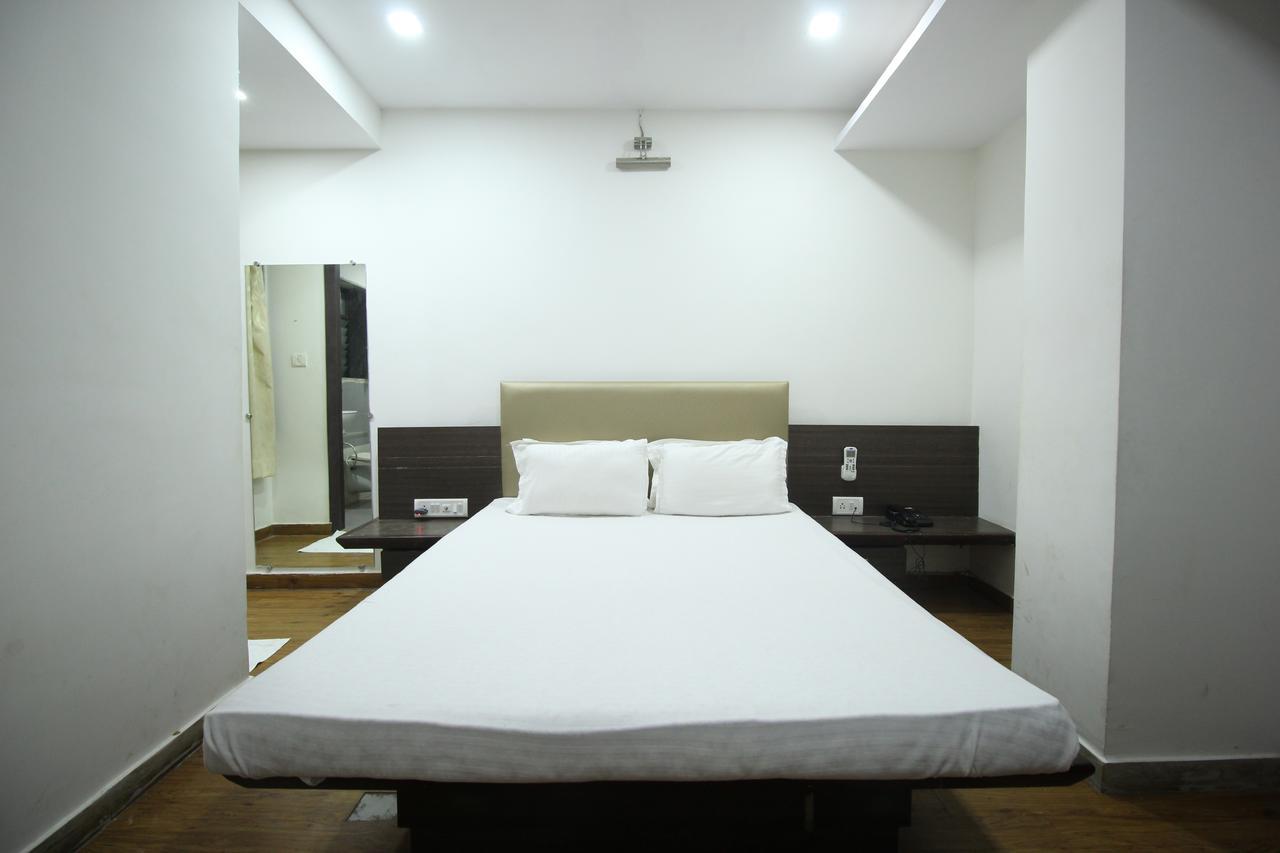 New Rajdhani Hotel Vadodara Esterno foto