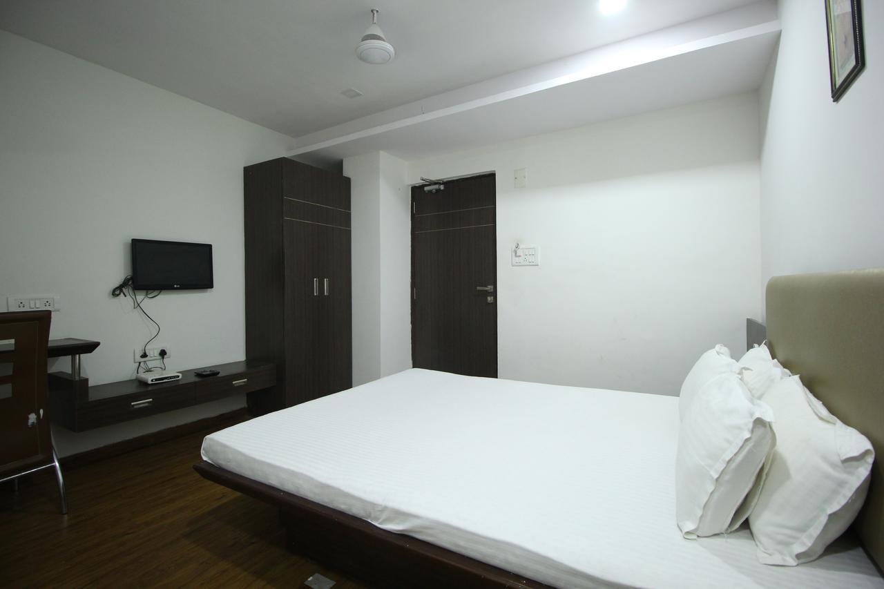New Rajdhani Hotel Vadodara Esterno foto