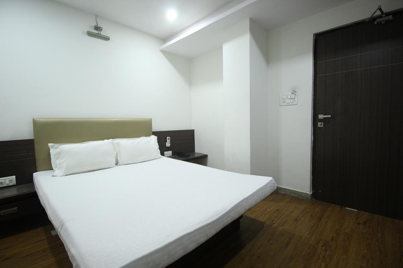 New Rajdhani Hotel Vadodara Esterno foto